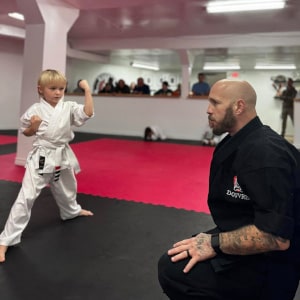 douvris_rockland-karate_tykes-min Co-Owner Robbie Lavoie from Douvris Rockland, teaching Tykes Karate class